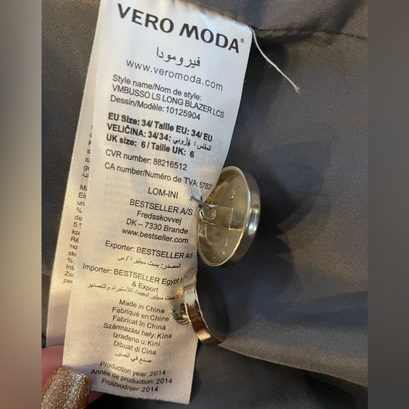 3/$40 Beautiful fitted coat — grey - Picture 4 of 6